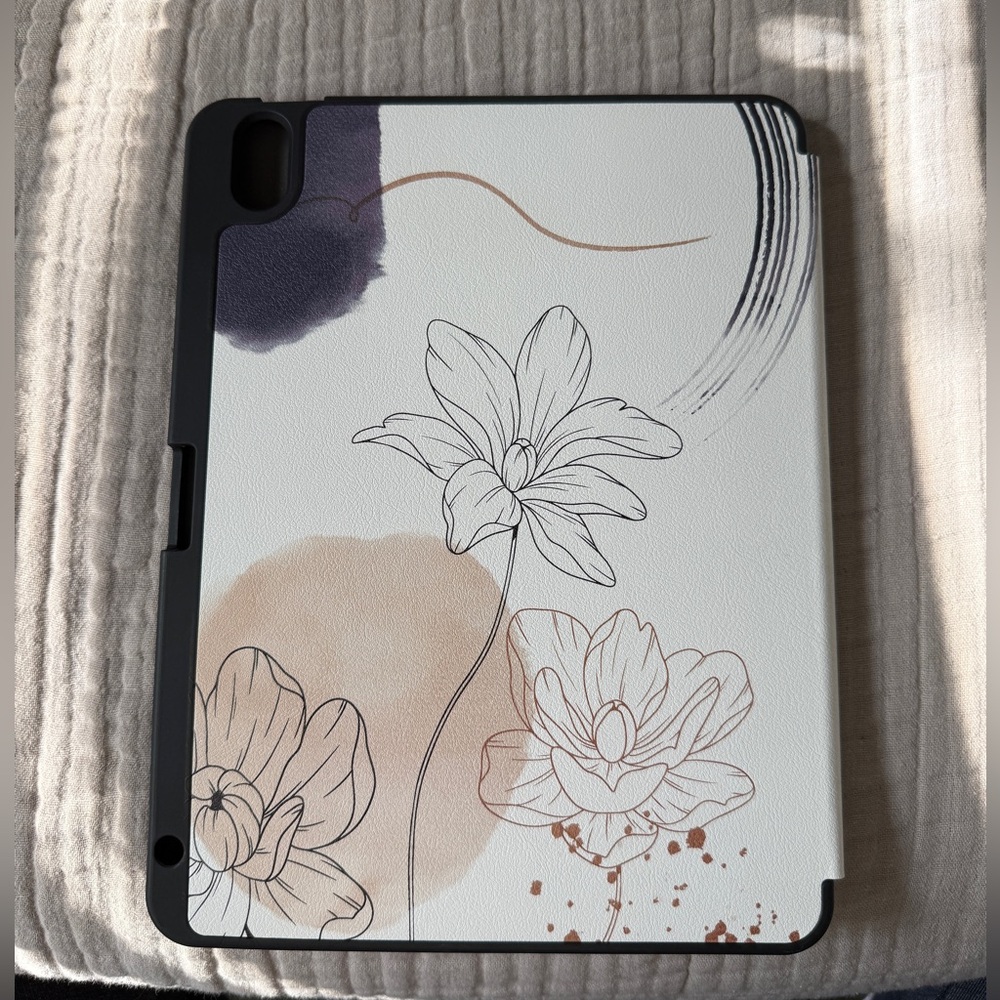 IPAD CASE ABSTRACT DESIGN MAGNETIC CLOSURE AND PEN SLOT - Picture 4 of 10